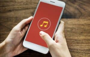 Guía práctica para amplificar el sonido del móvil de forma segura